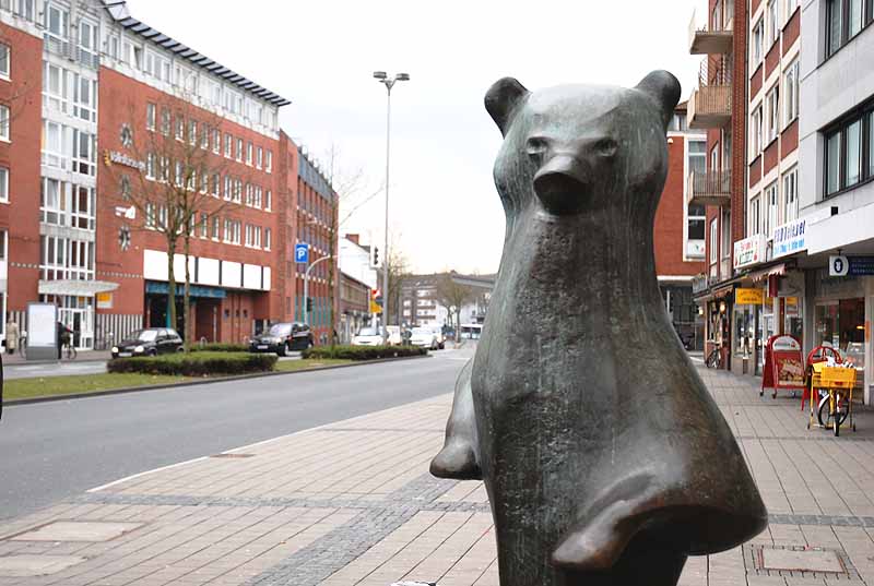Was hat es mit der Bärenskluptur am Hauptbahnhof auf sich?