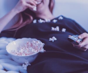 Frau mit Popcorn