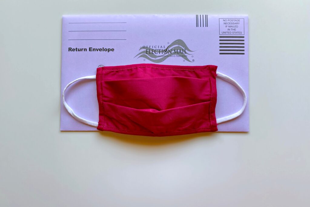 Amerikanische Briefwahlunterlagen mit einer roten Maske