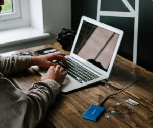 Computer Bildschirmzeit und die Auswirkungen auf die Augen