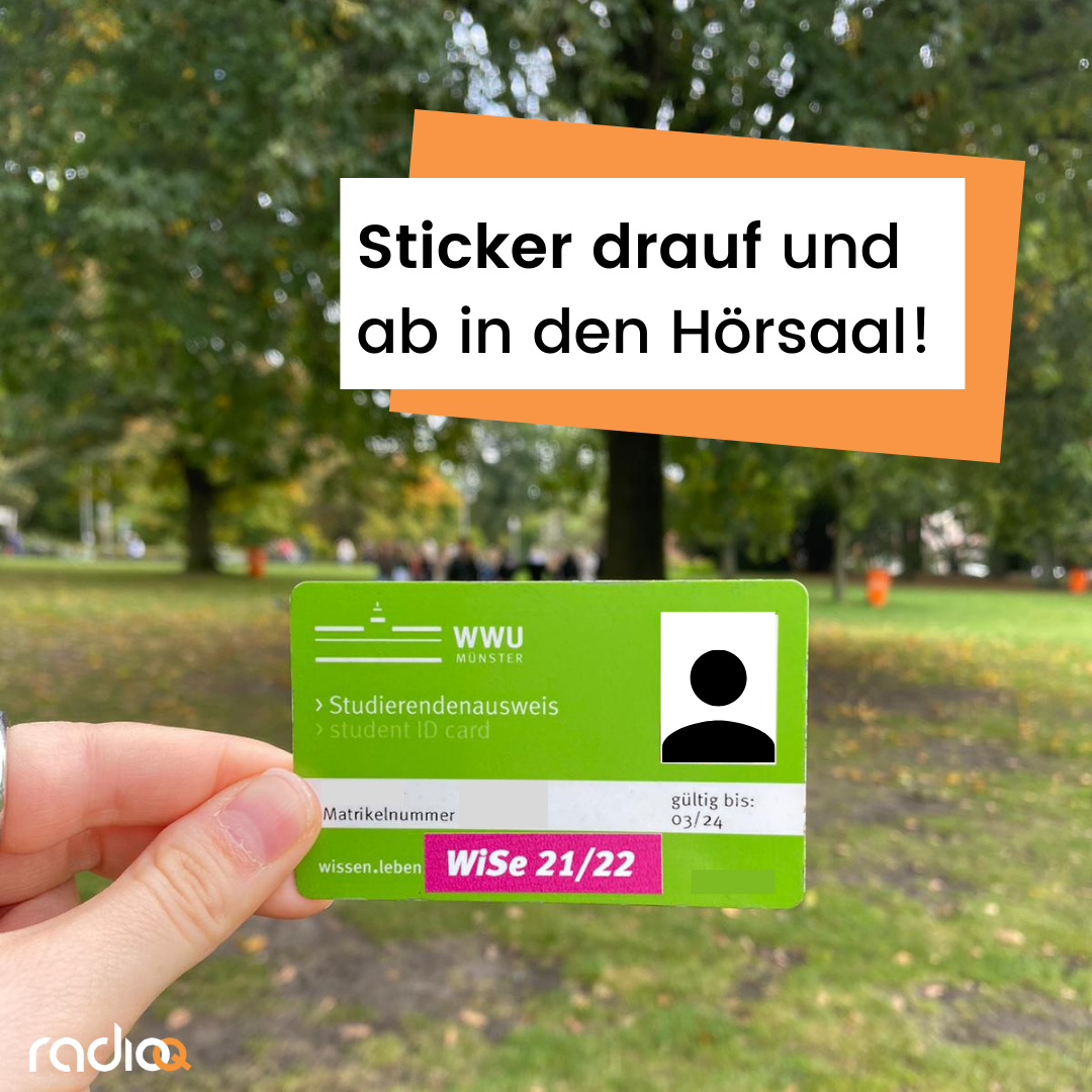 Studi-Ausweis mit neonpinken Sticker auf dem steht: WiSe 21/22