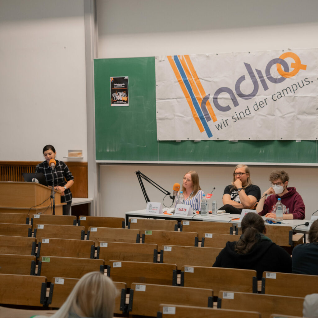 Moderatorin Judith Franken mit dem Podium der Elefantenrunde 2022