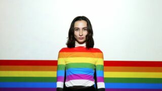 Kommentar: Unternehmen im Pride Month - Ein Regenbogen macht noch keine*n Verbündete*n
