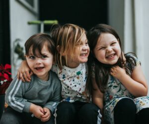 Eis essen und Schwimmbad - Was Kinder am internationalen Kindertag machen wollen