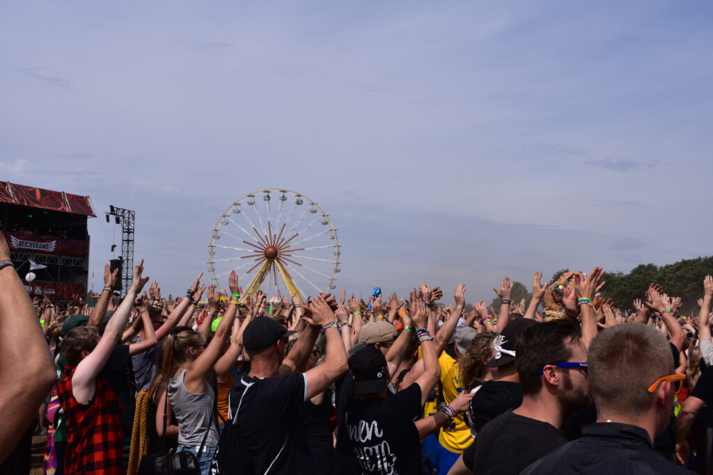 Festival-Publikum mit erhobenen Händen