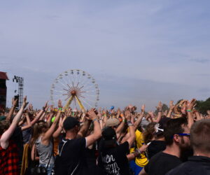 Festival-Publikum mit erhobenen Händen