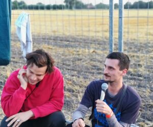 Das Spiel mit Andacht und Humor unterm Apfelbaum - ein Interview mit den Düsseldorf Düsterboys