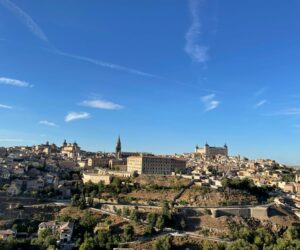 Wie studiert es sich auf der sonnigen Seite des Lebens? - Q-Postkarte aus Toledo Spanien