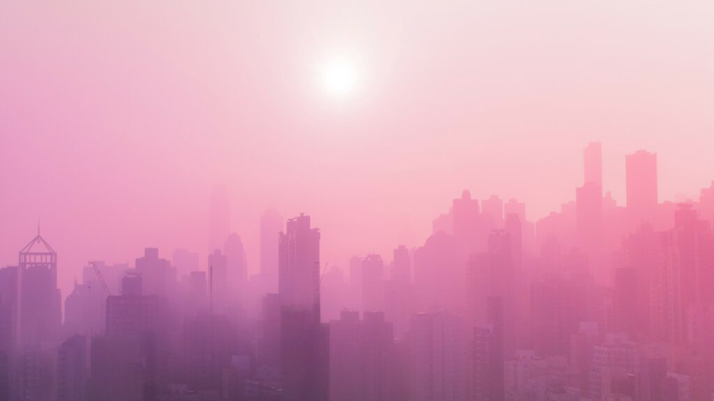 Skyline einer Stadt im pinken Nebel
