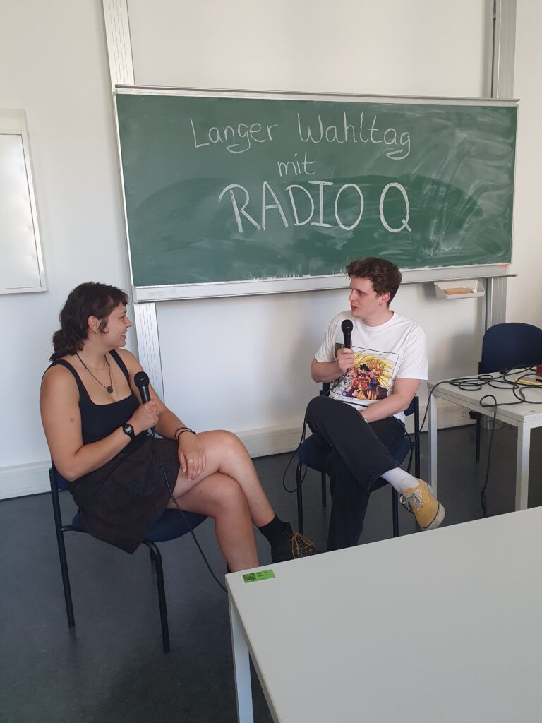 Wahlleiterin Isi Ahrenhold im Radio Q-Interview