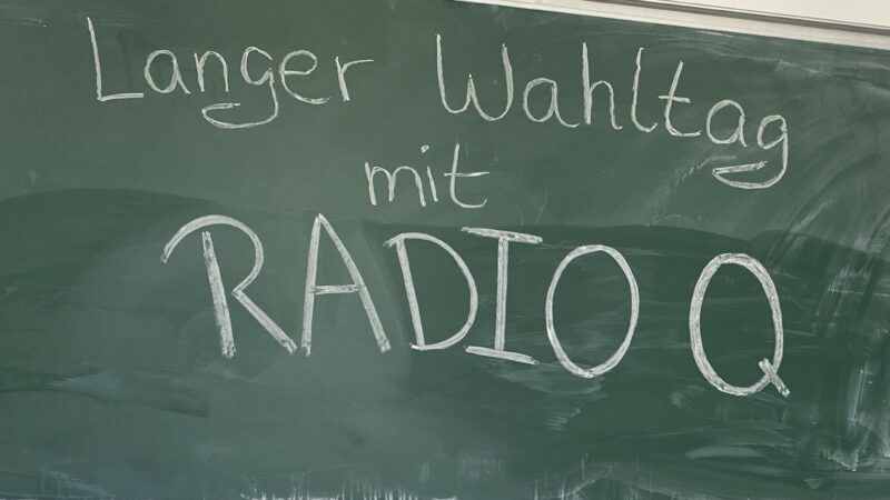 Tafel mit der Aufschrift "Langer Wahltag mir Radio Q"