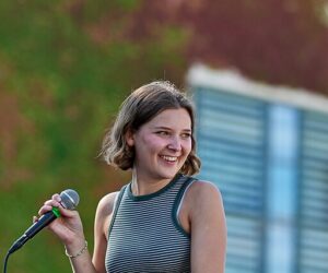 "Was würde Julia sagen?"- Carla Ahad über ihre weibliche Perspektive im deutschen Indie-Pop