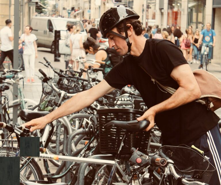 Von uncool zu unverzichtbar: Der Fahrradhelm