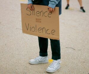 Sieh nicht weg – Wie unterstützt man Menschen, die von häuslicher Gewalt betroffen sind?