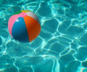 Folge 56: Emily Henry - People We Meet On Vacation