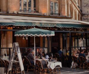 Von anzüglichen Kommentaren bis unerwünschten Berührungen - Sexuelle Belästigung in der Gastronomie